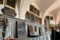 Dans la sacristie, les portraits des évêques de Sens