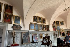 Dans la sacristie, les portraits des évêques de Sens