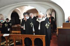 Les frères et soeurs prient